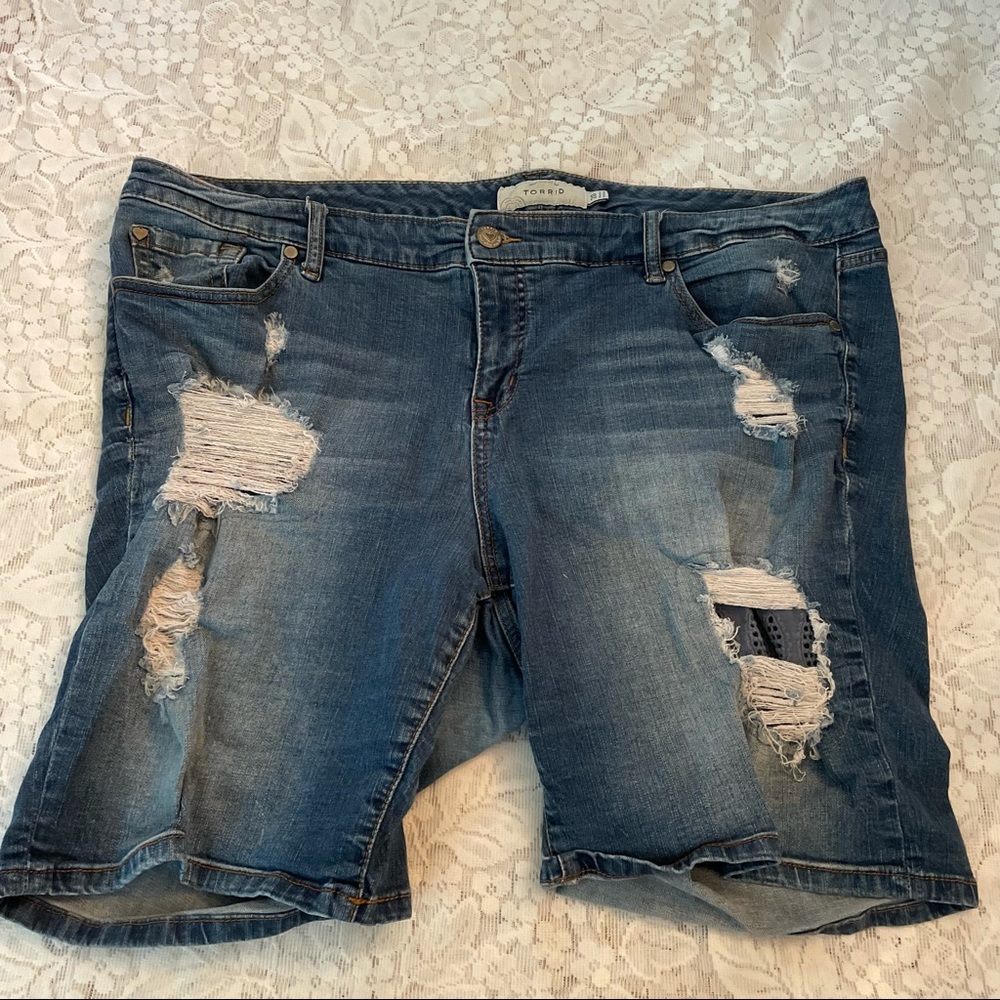 TORRID BOYFRIEND BERMUDA SHORTS MEDIUM WASH EYELET UNDERLAY